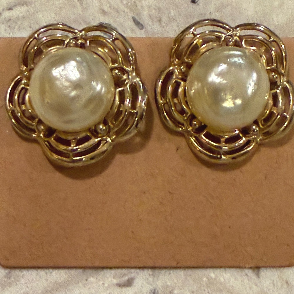 Vintage 1950s Gold Tone Faux Pearl Flower Screw Back Earrings OS